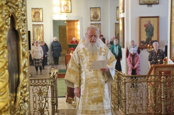 В день памяти свт. Иоанна Златоустого епископ Василий совершил Божественную литургию в Коряжме