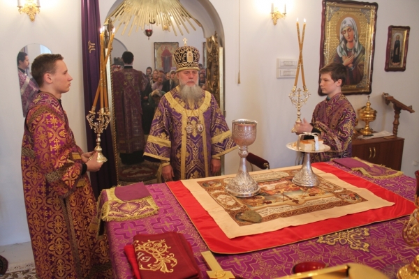 В праздник Торжества Православия епископ Василий совершил Божественную литургию в Свято-Никольском храме г. Котласа