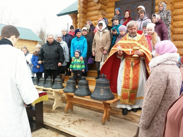На строящийся храм в Верхней Тойме установлены колокола