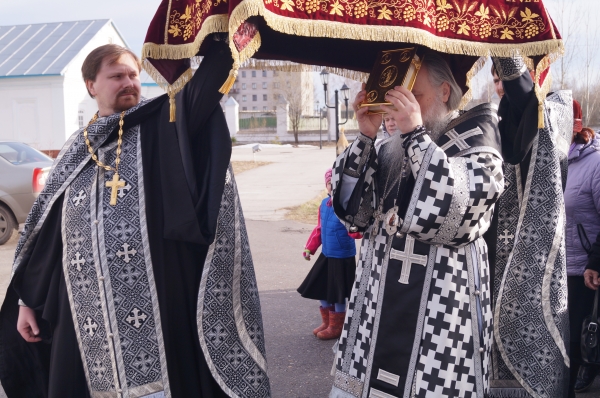 Епископ Василий совершил утреню Великой субботы с чином погребения 