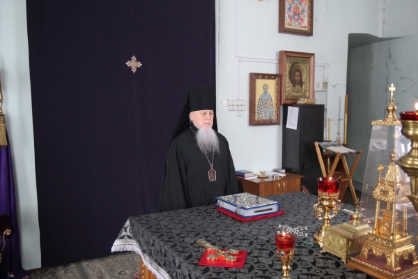 В четверг первой седмицы Великого Поста епископ Василий молился за уставным Богослужением в Свято-Лонгиновом храме 