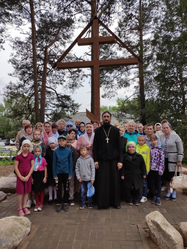 В Ильинске состоялось освящение поклонного креста на месте разрушенного храма