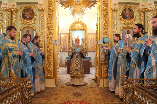 В праздник иконы Божией Матери «Всех скорбящих Радость» епископ Василий совершил Божественную Литургию в Коряжме
