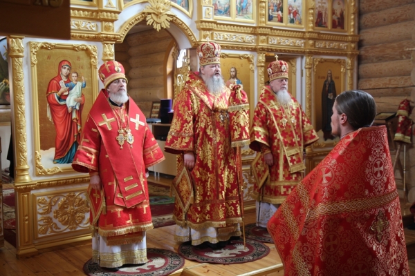 Архиереи Архангельской митрополии совершили совместное богослужение в храме прп. Илариона Псковоезерского д. Павлицево