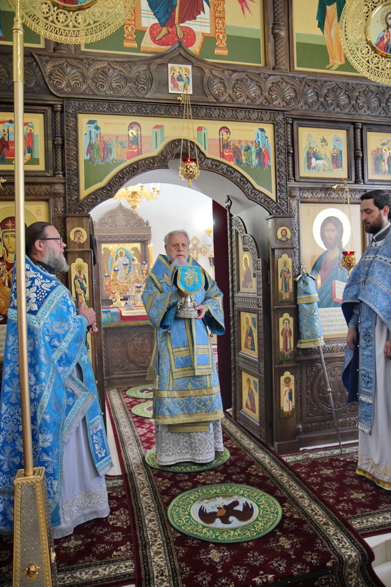 В Престольный Праздник епископ Василий совершил Божественную литургию в храме иконы Божией Матери «Троеручица» микрорайона Лименда