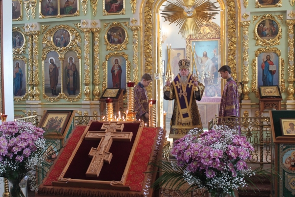 В неделю Крестопоклонную епископ Василий совершил Божественную литургию в Коряжме