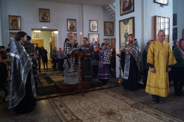Епископ Василий совершил утреню Великого Пятка с чтением двенадцати Страстных Евангелий в Коряжме