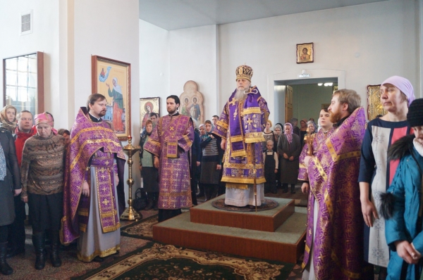 В Крестопоклонную неделю епископ Василий совершил Божественную литургию в храме прп. Лонгина Коряжемского