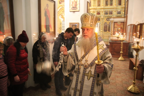 Епископ Василий совершил Всенощное бдение накануне праздника Покрова Пресвятой Богородицы 