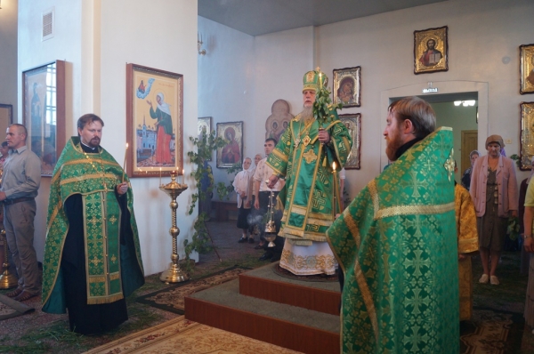 Епископ Василий накануне Дня Святой Троицы совершил Всенощное бдение в Свято-Лонгиновом храме