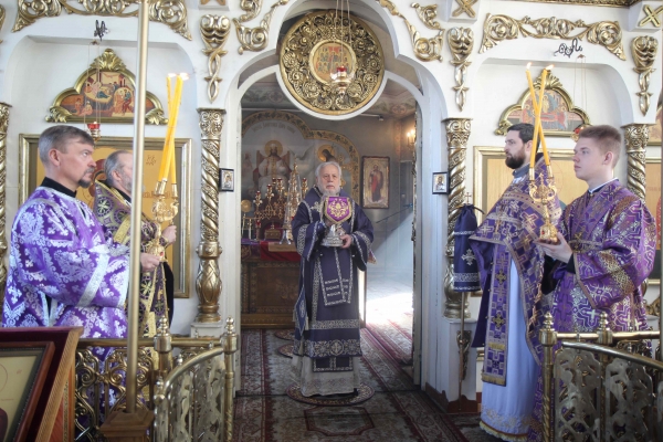 В день памяти прп. Марии Египетской епископ Василий совершил Божественную литургию в Котласе