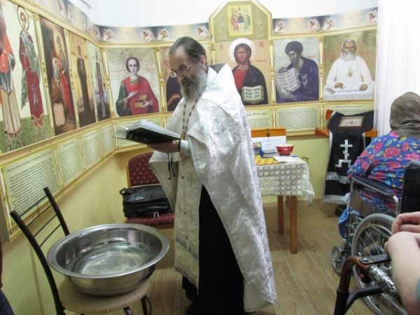 В доме-интернате Няндомского благочиния совершено Таинство Крещения