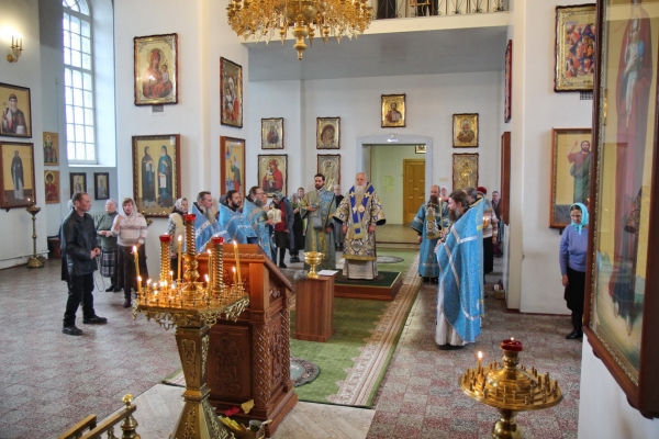 В праздник Иверской иконы Божией Матери епископ Василий совершил Божественную литургию в Коряжме