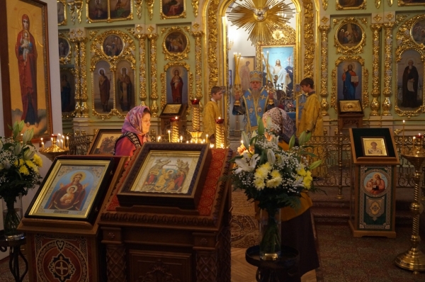 В день памяти иконы Божией Матери «Знамение» епископ Василий совершил Божественную литургию в Коряжме
