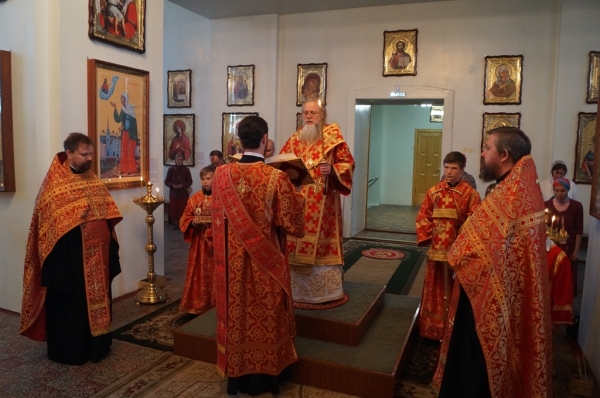 Епископ Котласский Василий совершил Всенощное бдение накануне дня памяти Владимирской иконы Божией Матери