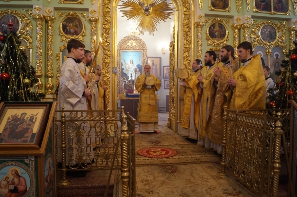 В день памяти праведного Иоанна Кронштадтского епископ Василий возглавил Божественную литургию в храме прп. Лонгина Коряжемского