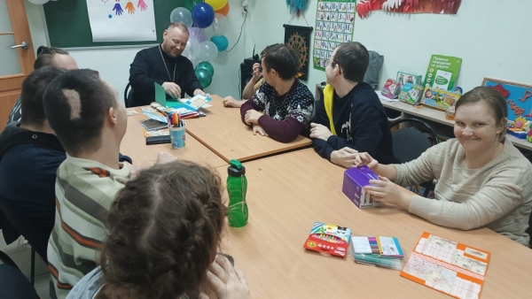 Няндомский священник посетил Детско-родительский клуб 