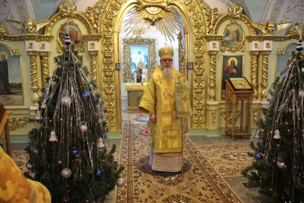 В неделю 30-ю по Пятидесятнице епископ Василий совершил Божественную литургию в Коряжме