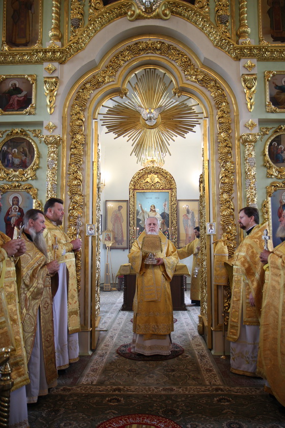 В день памяти равноапостольной княгини Ольги епископ Василий совершил Литургию в Свято-Лонгиновом храме 