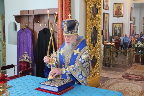 В праздник Успения Пресвятой Богородицы епископ Василий совершил Литургию в храме прп. Лонгина Коряжемского г. Коряжмы
