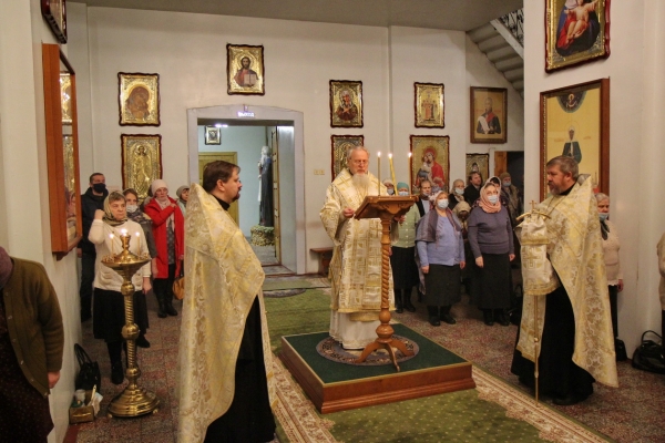 Епископ Василий совершил Всенощное бдение накануне дня памяти свт. Николая Чудотворца 