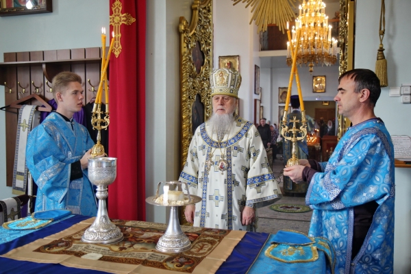 В день памяти праведных Иоакима и Анны епископ Василий совершил Литургию в храме прп. Лонгина Коряжемского