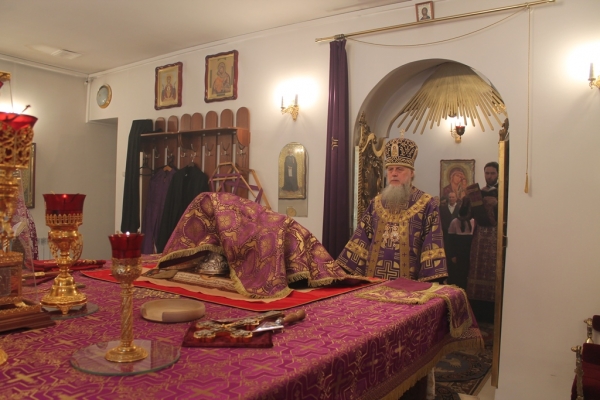 В Крестопоклонную неделю епископ Василий совершил Божественную литургию в Свято-Никольском храме г. Котласа