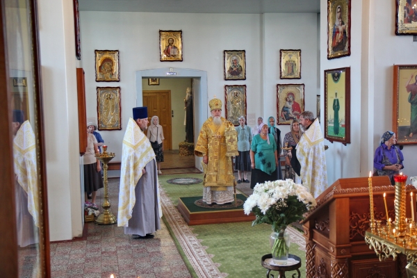 Накануне дня памяти апостолов Петра и Павла епископ Василий совершил Всенощное бдение 