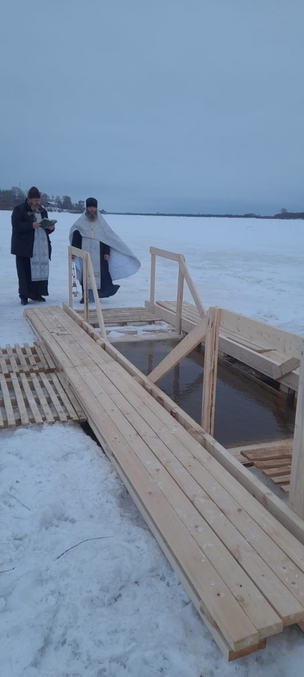 В Котласе освятили Иордань на реке Северная Двина