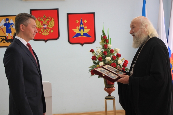 Духовник епархии поздравил Андрея Бральнина со вступлением в должность Главы МО «Котлас»