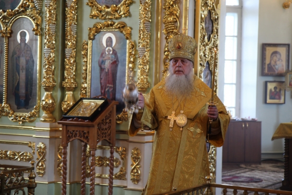 Накануне дня памяти апостолов Петра и Павла епископ Василий совершил Всенощное бдение 