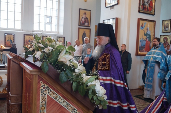 В Неделю пред Воздвижением епископ Василий совершил Божественную литургию в Свято-Лонгиновом храме