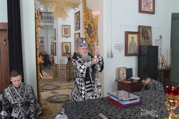Епископ Василий совершил первую в 2017 году Литургию Преждеосвященных Даров в храме прп. Лонгина Коряжемского