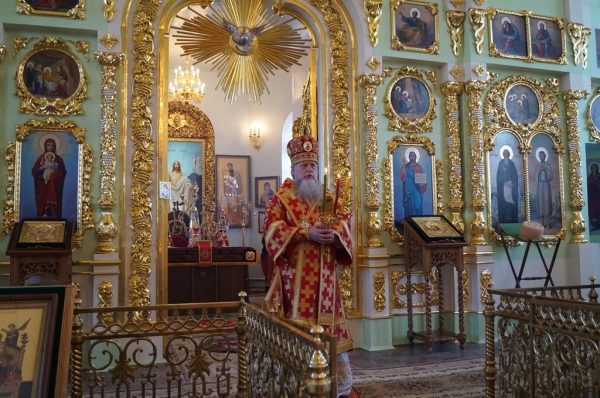 В праздник Пасхи Епископ Котласский и Вельский Василий совершил Великую Вечерню в храме прп. Лонгина Коряжемского
