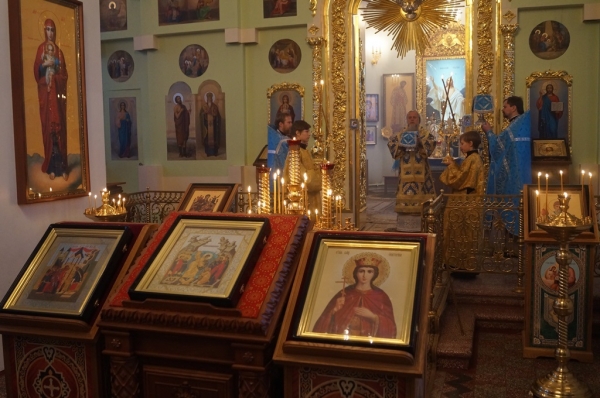 В день памяти вмц. Екатерины епископ Василий совершил Божественную литургию в храме прп. Лонгина Коряжемского
