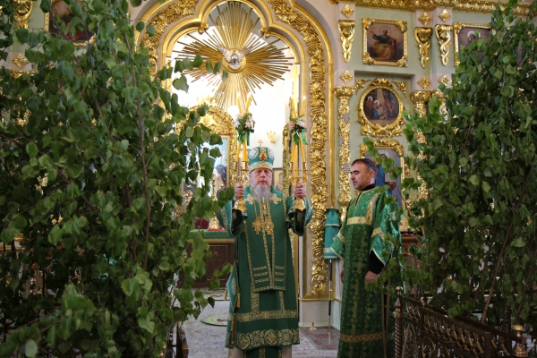 В День Святой Троицы епископ Василий совершил Божественную литургию в храме прп. Лонгина Коряжемского