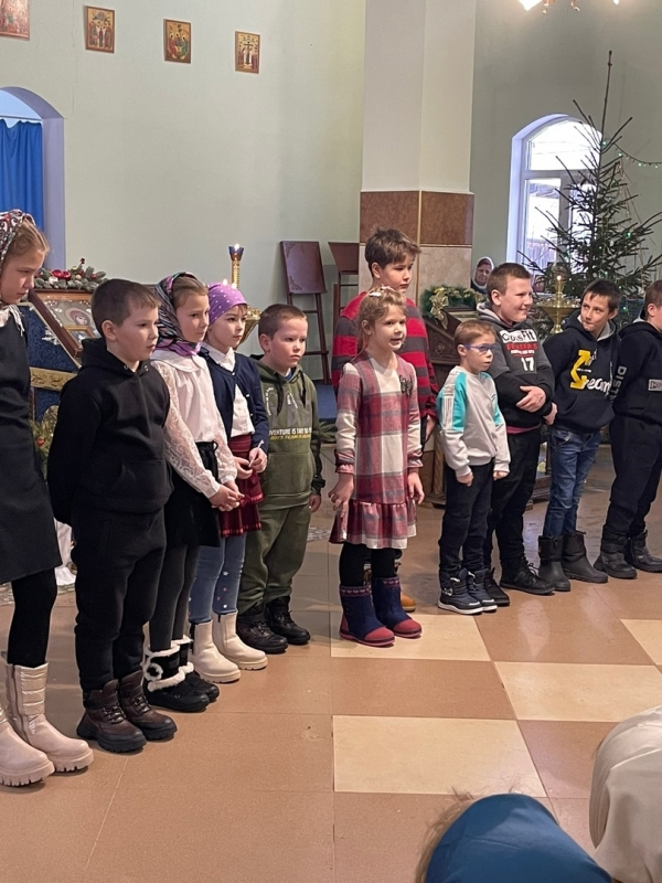 Ученики школы д. Козловская выступили перед прихожанами Казанского храма п. Октябрьский с Рождественским концертом
