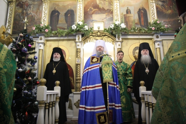 Архиереи Архангельской митрополии совершили Литургию в Успенском храме г. Вельска