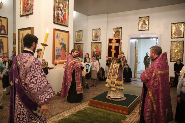 Накануне Воздвижения Честного и Животворящего Креста Господня епископ Василий совершил Всенощное бдение
