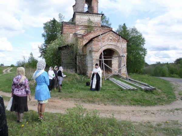 В с. Нюбе отслужен молебен на начало восстановления Свято-Никольского храма