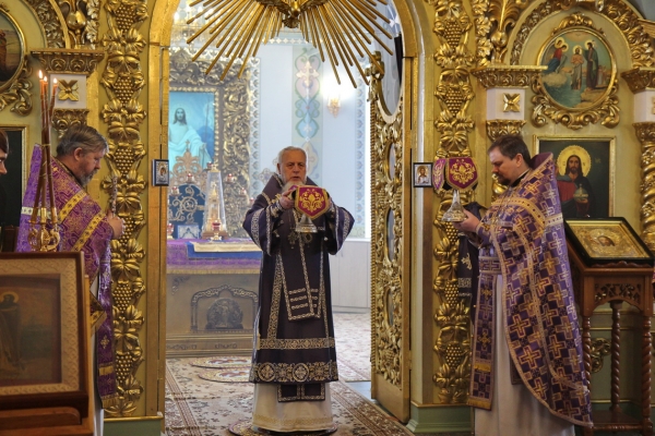 В неделю Крестопоклонную епископ Василий совершил Божественную литургию в Коряжме