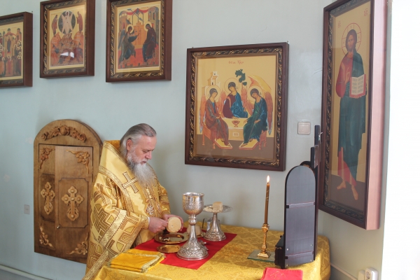 В день памяти славных и всехвальных апостолов Петра и Павла епископ Василий совершил Литургию в храме прп. Лонгина Коряжемского г. Коряжма