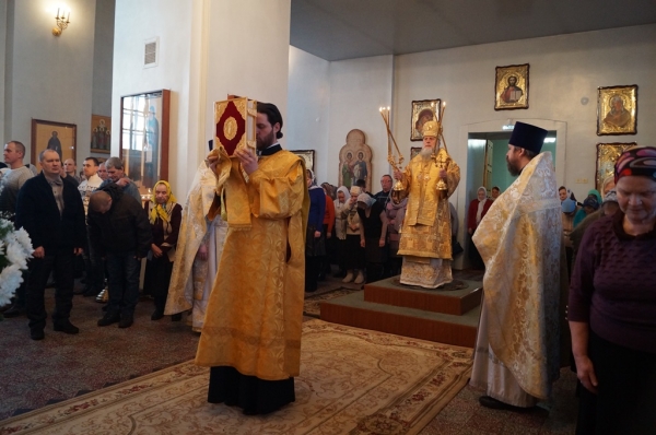 В неделю пред Богоявлением епископ Василий совершил Божественную литургию в храме прп. Лонгина Коряжемского
