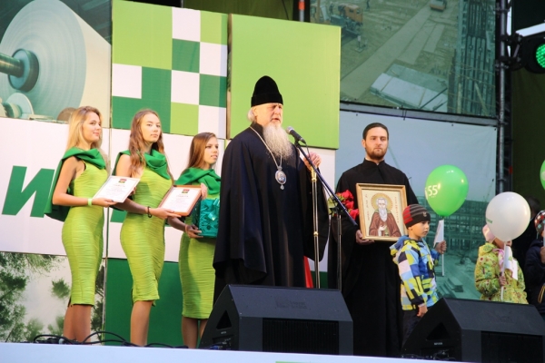 Епископ Василий поздравил филиал «Группы ИЛИМ» в г. Коряжме с 55-летием