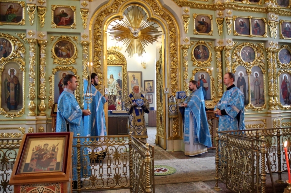 В неделю 12-ю по Пятидесятнице епископ Василий совершил Божественную литургию