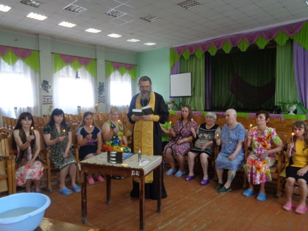 Вельский священник совершил Таинство Крещения в психоневрологическом интернате