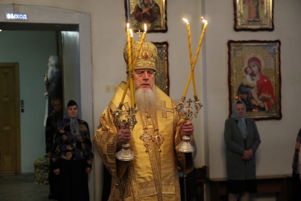 В день памяти святого праведного Иоанна Кронштадтского епископ Василий совершил Божественную литургию 