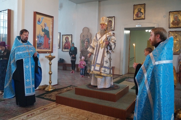 Накануне дня памяти Почаевской иконы Божией Матери епископ Василий совершил Всенощное бдение в Свято-Лонгиновом храме