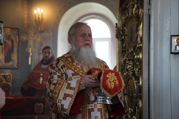 Епископ Василий совершил Божественную литургию в храме Владимирской иконы Божией Матери г. Котласа