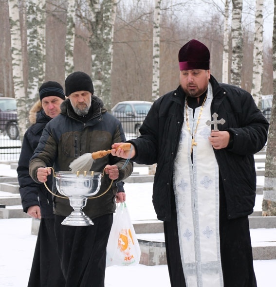 Коношский священник освятил памятник воинам погибшим в ВОВ